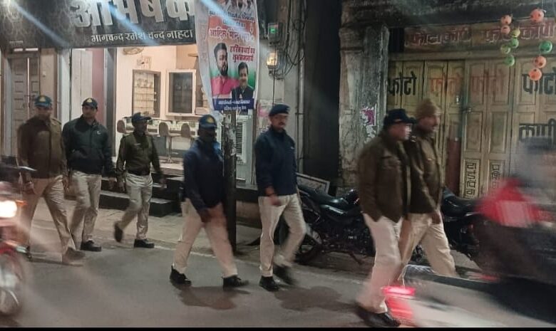 "सिवनी पुलिस की रात में पैदल गश्त के दौरान अधिकारी और जवान व्यस्त सड़कों पर सुरक्षा व्यवस्था का निरीक्षण करते हुए, यातायात नियम उल्लंघन पर की गई कार्रवाई का दृश्य