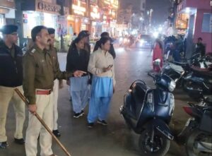 "सिवनी पुलिस की रात में पैदल गश्त के दौरान अधिकारी और जवान व्यस्त सड़कों पर सुरक्षा व्यवस्था का निरीक्षण करते हुए, यातायात नियम उल्लंघन पर की गई कार्रवाई का दृश्य