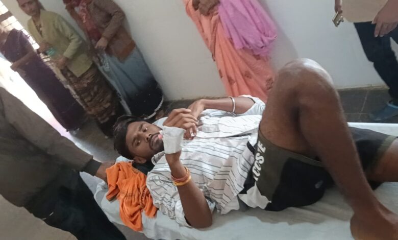 उगली रेत खदान में हिंसक विवाद के दौरान चली गोली, घायल युवक को अस्पताल ले जाते ग्रामीण।