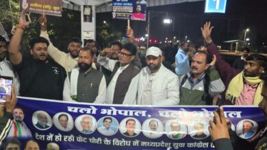 नरेश मरावी और अन्य नेता युवाओं का उत्साहवर्धन करते हुए