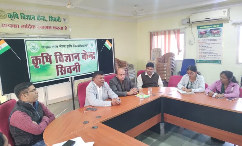 “कृषि विज्ञान केंद्र सिवनी के सभागार में RAWE की छात्राओं को उपसंचालक कृषि सुधीर धुर्वे एवं वैज्ञानिकों द्वारा मार्गदर्शन देते हुए।