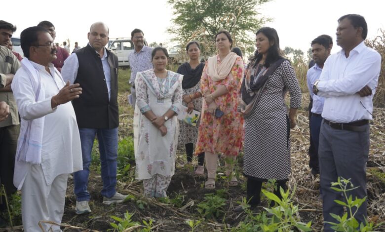 “सिवनी कलेक्टर श्रीमती शीतला पटले ने ग्राम भाटीवाड़ा में मोबाइल श्रेडर मशीन के प्रदर्शन का अवलोकन