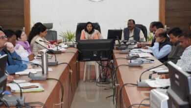 “कलेक्ट्रेट सभाकक्ष में कलेक्टर शीतला पटले समय-सीमा बैठक लेते हुए, अधिकारियों के साथ लंबित शिकायतों और योजनाओं की समीक्षा करती हुईं।”