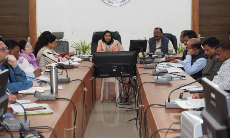 “कलेक्ट्रेट सभाकक्ष में कलेक्टर शीतला पटले समय-सीमा बैठक लेते हुए, अधिकारियों के साथ लंबित शिकायतों और योजनाओं की समीक्षा करती हुईं।”