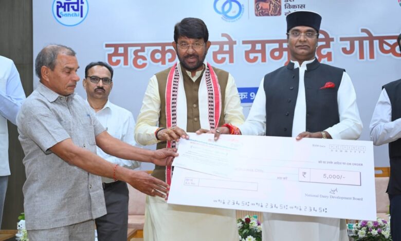 भोपाल में सहकार से समृद्धि गोष्ठी में सिवनी के शिवदयाल देशमुख को सहकारिता मंत्री विश्वास सारंग द्वारा राज्य स्तरीय सम्मान प्रदान करते हुए