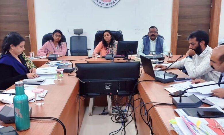 सिवनी कलेक्ट्रेट में समय-सीमा बैठक के दौरान कलेक्टर शीतला पटले