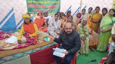 पलारी पंचायत जानवी नगर में तहसीलदार से चर्चा करती अनशनकारी महिलाएं