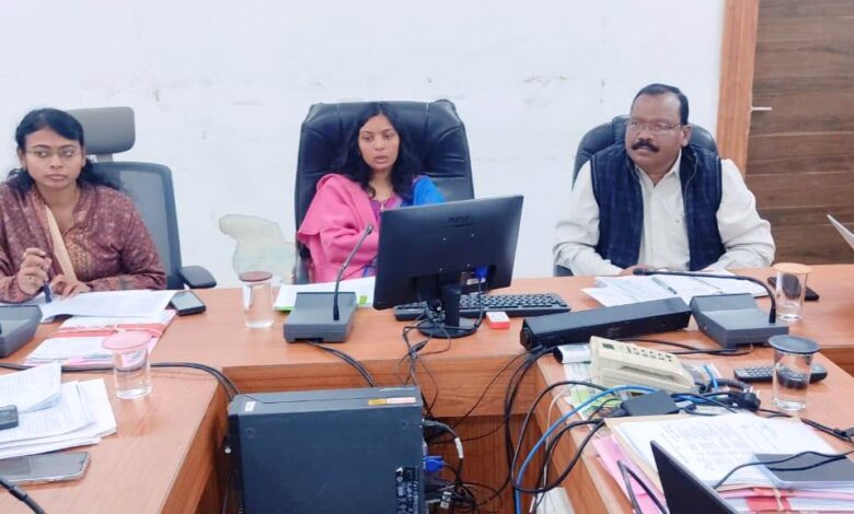 सिवनी कलेक्ट्रेट में कलेक्टर शीतला पटले की अध्यक्षता में राजस्व विभाग की समीक्षा बैठक