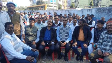 भोपाल में वरिष्ठता बहाली और ई अटेंडेंस के विरोध में धरना देते शिक्षक