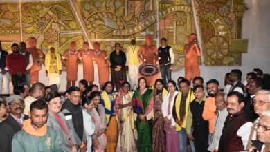 बैगा संस्कृति प्रतिमा और छत्रपति शिवाजी पार्क का लोकार्पण करते मौसम बिसेन बालाघाट