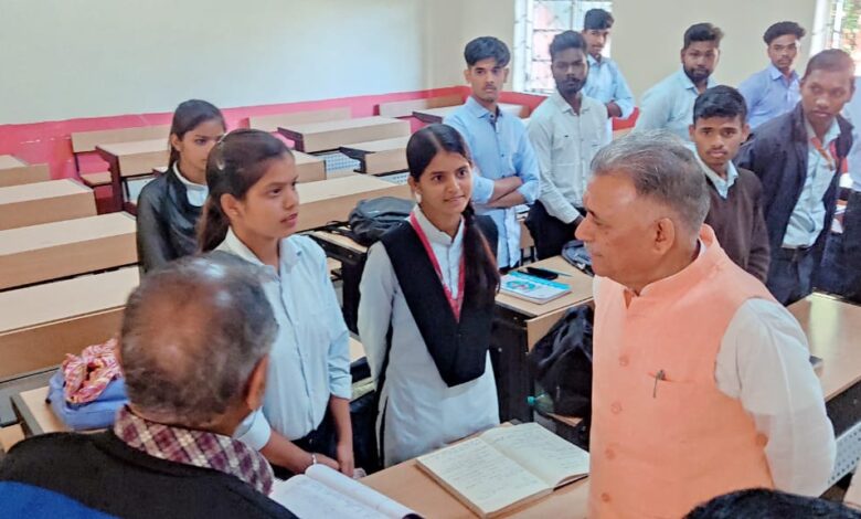 मंत्री इंदर सिंह परमार द्वारा आयुष कार्यालय सिवनी का निरीक्षण