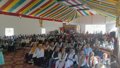 बरघाट में राष्ट्रीय पेंशनर्स दिवस कार्यक्रम में वरिष्ठ नागरिकों को शाल और श्रीफल से सम्मानित करते आयोजक।