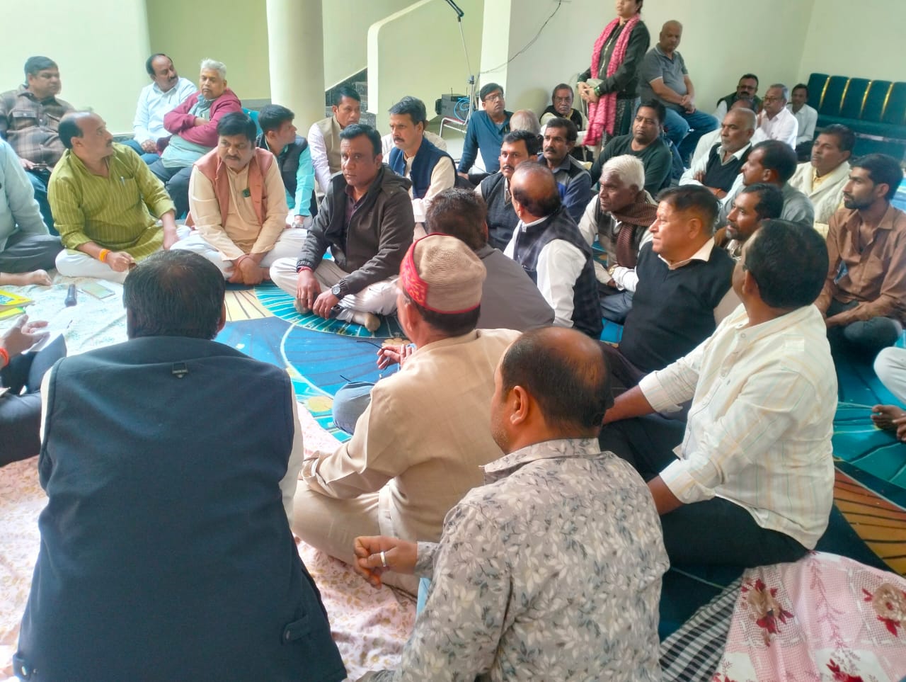 सिवनी में द्वारकाधीश मंदिर प्राण प्रतिष्ठा के विराट आयोजन को लेकर बैठक करते विधायक दिनेश राय मुनमुन