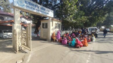 भापसा गांव की महिलाएं देशी शराब के खिलाफ एसपी कार्यालय मंडला में शिकायत करती हुई