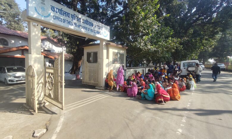 भापसा गांव की महिलाएं देशी शराब के खिलाफ एसपी कार्यालय मंडला में शिकायत करती हुई