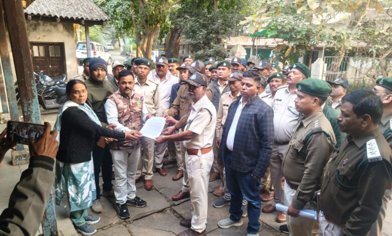 मंडला उत्पादन वनमंडल कर्मचारियों का ज्ञापन, वनमंडल अधिकारी पर प्रताड़ना के आरोप