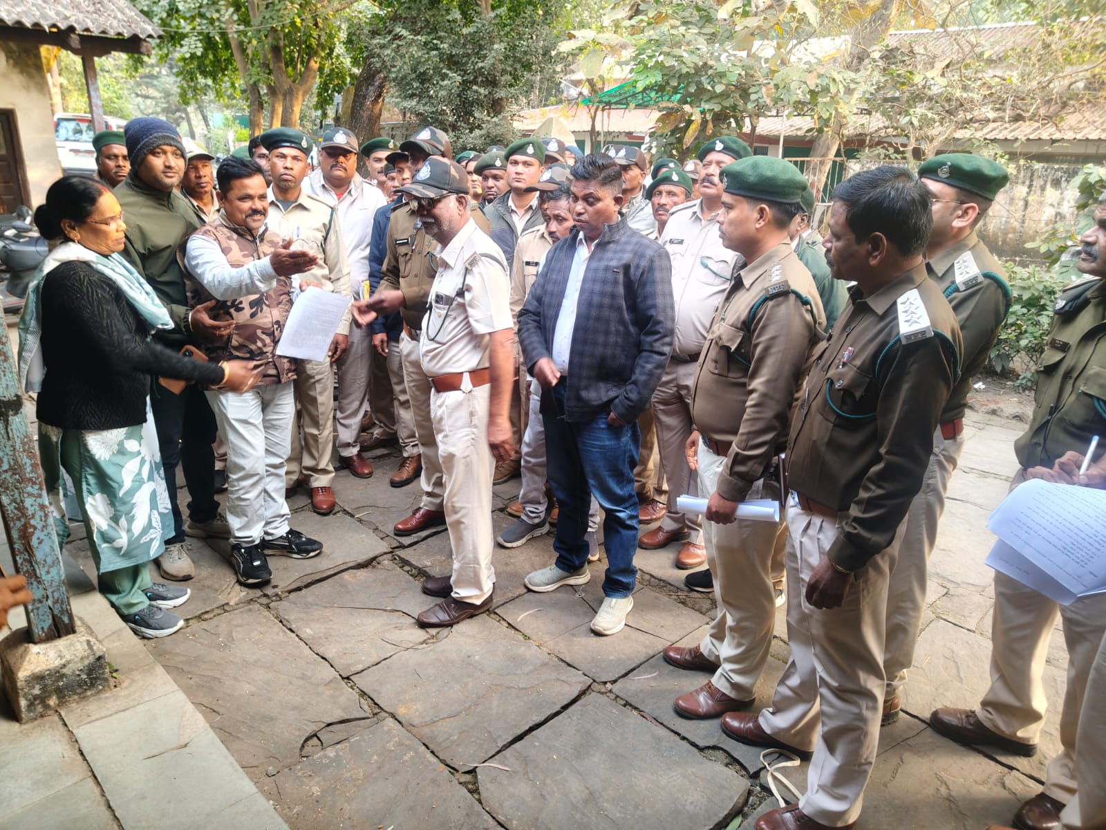 मंडला उत्पादन वनमंडल कर्मचारियों का ज्ञापन, वनमंडल अधिकारी पर प्रताड़ना के आरोप