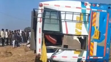 लखनादौन के पास पलटी रायल ट्रेवल्स की बस