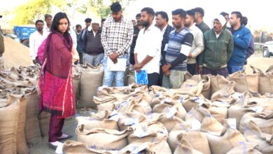 सिवनी में धान उपार्जन केंद्र का निरीक्षण करतीं कलेक्टर शीतला पटले