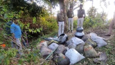 परासिया क्षेत्र में अवैध मदिरा निर्माण के अड्डों पर कार्रवाई करती आबकारी टीम