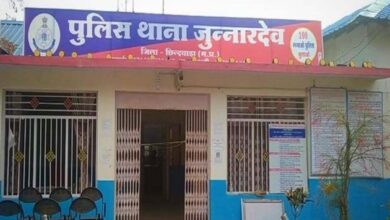 छिंदवाड़ा जिले के जुन्नारदेव में मृत गाय का मांस काटते हुए पकड़े गए दो आरोपी, पुलिस द्वारा की गई कार्रवाई।