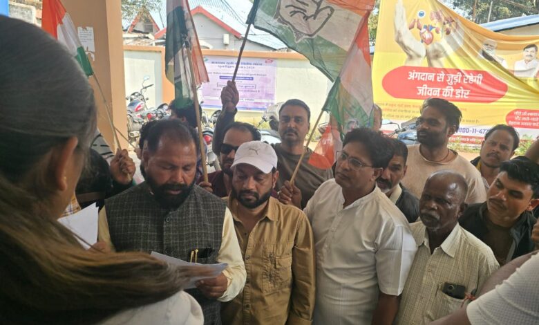 सिवनी में आवारा कुत्तों के हमलों और सड़क निर्माण में अनियमितताओं के खिलाफ कांग्रेस का विरोध प्रदर्शन