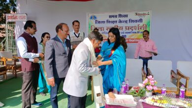 ओपन थाईलैंड एथलेटिक्स चैम्पियनशिप में पदक जीतने पर देवेंद्र ठाकुर को कलेक्टर शीतला पटले द्वारा सम्मानित किया गया