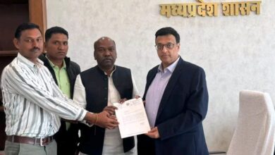 Barghat MLA Kamal Marskole raising issue of paddy procurement in Seoni district