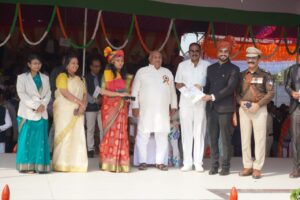 स्टेडियम ग्राउंड सिवनी में 77वें गणतंत्र दिवस समारोह के दौरान ध्वजारोहण, परेड और सांस्कृतिक प्रस्तुतियां