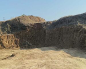 सिवनी जिले के घंसौर क्षेत्र अंतर्गत बिनेकी इलाके में बिना लीज़ अवैध मुरम उत्खनन करते जेसीबी मशीन और ट्रैक्टर ट्रॉलियां