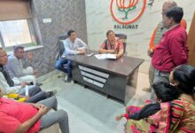 भाजपा जिला कार्यालय बालाघाट में पिछड़ा वर्ग कल्याण आयोग सदस्य मौसम बिसेन द्वारा जनसंवाद करते हुए भाजपा पदाधिकारी और कार्यकर्ता
