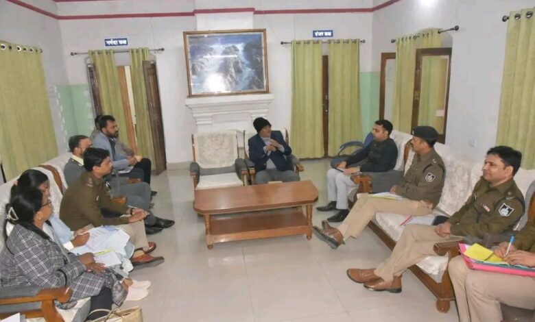 पूर्व न्यायाधीश अभय मनोहर सप्रे सड़क सुरक्षा समीक्षा बैठक में हेलमेट और यातायात नियमों पर निर्देश देते हुए