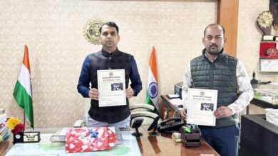 मंडला महा युवा संगम मेला 2026 का पोस्टर विमोचन करते कलेक्टर सोमेश मिश्रा