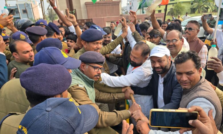 दूषित पेयजल से मौतों के विरोध में सिवनी में कांग्रेस कार्यकर्ताओं द्वारा विधायक निवास के सामने घंटा बजाकर प्रदर्शन