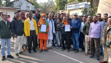 मंडला में नियमितीकरण और सातवें वेतनमान की मांग को लेकर ज्ञापन सौंपते दैनिक वेतन भोगी कर्मचारी