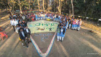 सिवनी के सकाटा जंगल में अनुभूति कार्यक्रम के दौरान विद्यार्थियों को वन भ्रमण कराते वन अधिकारी