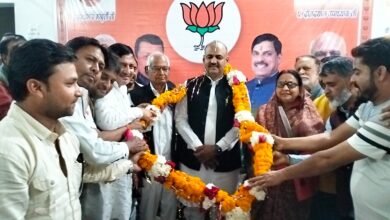 Dr Sanwar Patel addressing BJP workers at Seoni BJP office