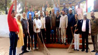 छिंदवाड़ा में महिला कांग्रेस सेवादल द्वारा पातालेश्वर मंदिर परिसर में राष्ट्रीय बालिका दिवस के अवसर पर श्रमदान और सफाई कार्य।