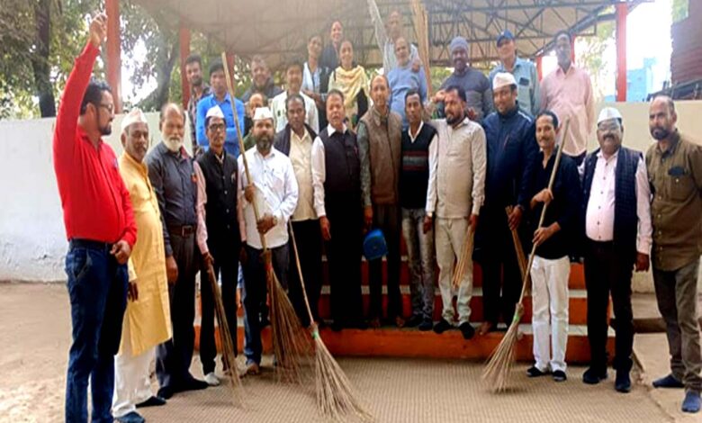 छिंदवाड़ा में महिला कांग्रेस सेवादल द्वारा पातालेश्वर मंदिर परिसर में राष्ट्रीय बालिका दिवस के अवसर पर श्रमदान और सफाई कार्य।