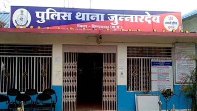 छिंदवाड़ा जुन्नारदेव में पारिवारिक विवाद में बुजुर्ग की हत्या के आरोपी गिरफ्तार करती पुलिस