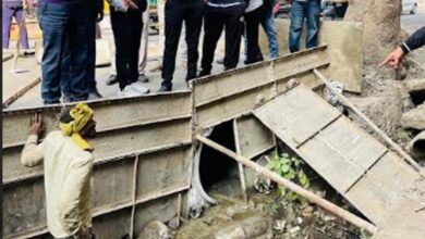 दूषित जल की शिकायतों पर वार्ड 11, 12 व 13 में निरीक्षण करते महापौर विक्रम अहके