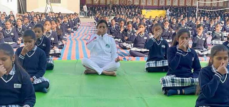 राष्ट्रीय युवा दिवस पर सामूहिक सूर्य नमस्कार