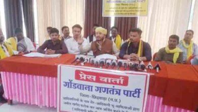 छिंदवाड़ा में आदिवासी भूमि पर अवैध कब्जे और बेनामी लेनदेन के खिलाफ गोंडवाना गणराज्य पार्टी के जिलाध्यक्ष देवरावेन भलावी पत्रकारों को जानकारी देते हुए।