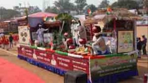 छिंदवाड़ा में 77वें गणतंत्र दिवस समारोह के दौरान पुलिस परेड ग्राउंड में ध्वजारोहण और परेड की सलामी