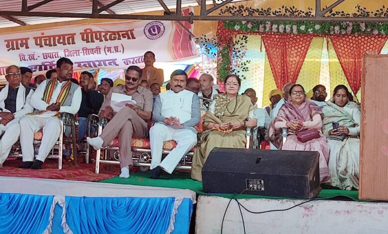 सिवनी के पीपरढाना में 97.72 लाख की लागत से पुल निर्माण का शिलान्यास करते राज्य मंत्री धर्मेन्द्र सिंह लोधी