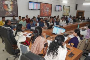कलेक्ट्रेट सिवनी में समय-सीमा बैठक के दौरान जिला स्तरीय अधिकारी