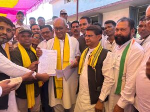 Digvijaya Singh addressing Congress workers at Parasapani Kurai Seoni on MGNREGA and tribal issues