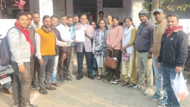 Seoni guest teachers memorandum to district education officer demanding experience certificate from tribal department