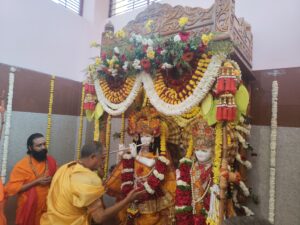 शंखनाद और वेदमंत्रों के बीच श्री राधा कृष्ण प्राण