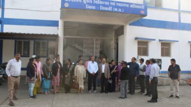 डा. एम.पी. शिवेदी सेवानिवृत्ति विदाई समारोह में जिला चिकित्सालय सिवनी के अधिकारी एवं कर्मचारी